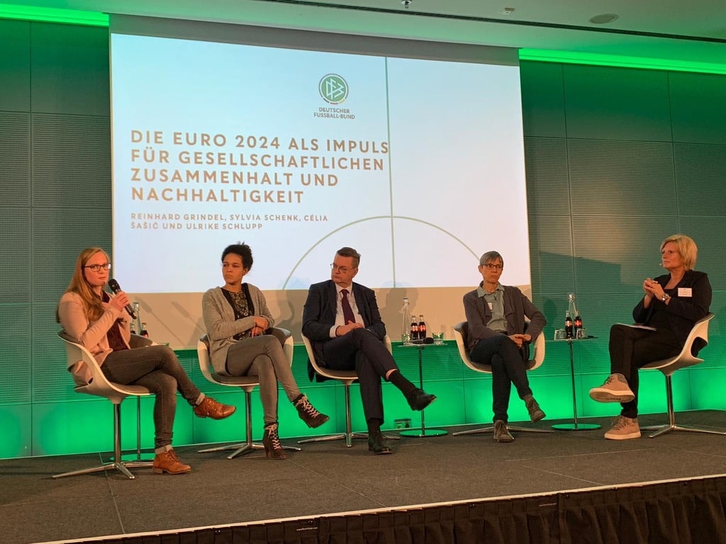 Ulrike Bracht spricht bei einer Podiumsdiskussion des DFB